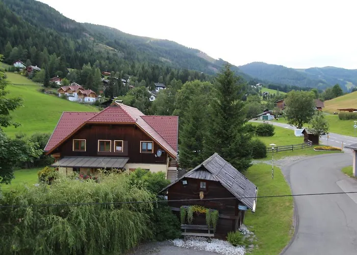 Апартаменти Alpenrose Boutique By Globalimmoservice *